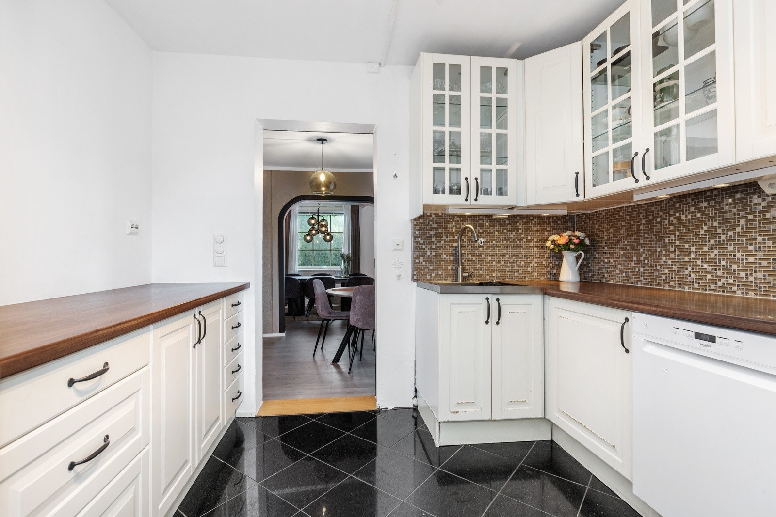 Kjøkkenet har også varme i gulv Galleribilde