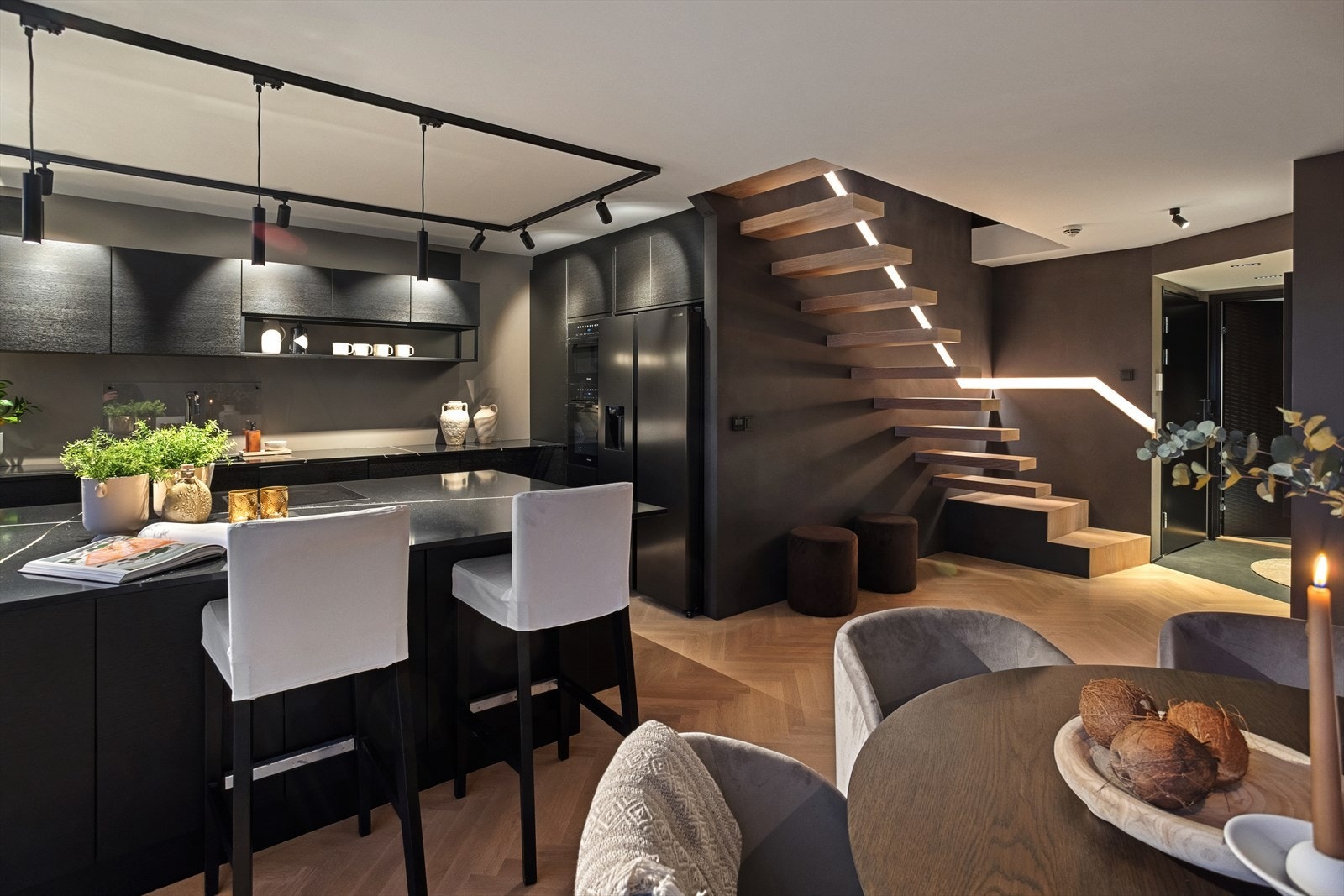 Hvitevarer fra Miele: Vinskap, stekeovn, dampovn/micro og platetopp med integrert ventilator. Side-by-side kjøleskap/fryser med isbitmaskin fra Samsung. Galleribilde