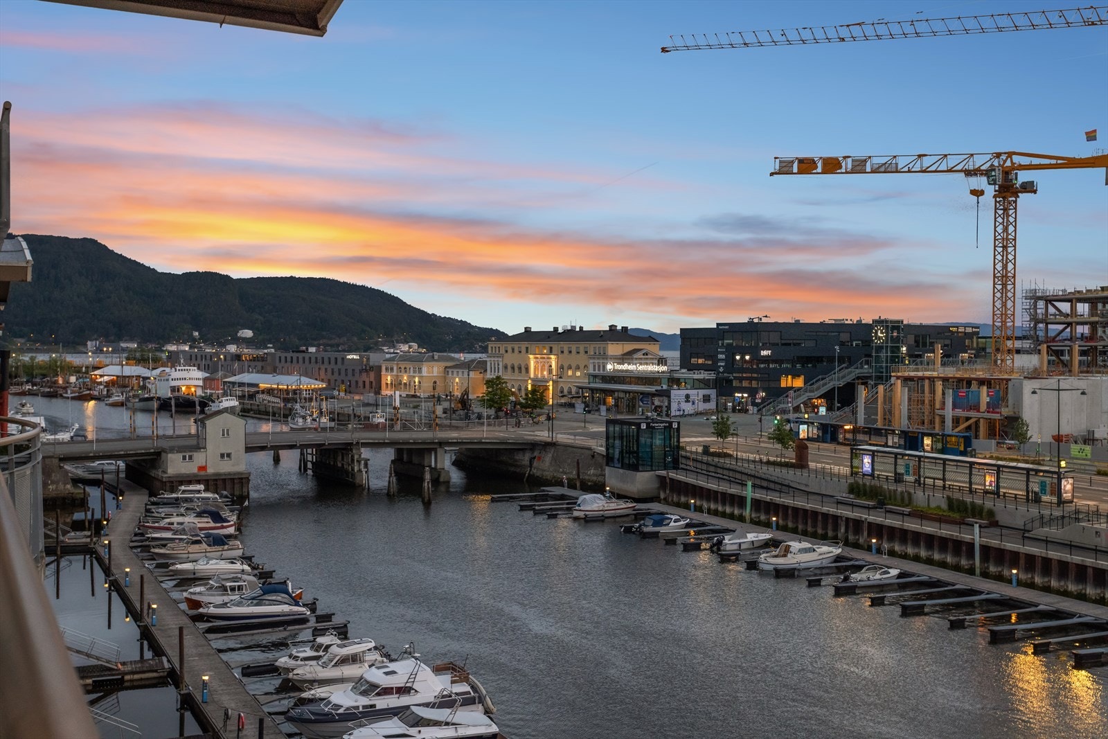 I hjertet av Trondheim er det gåavstand til "alt" man trenger, og den som søker det maritime livet, så er det muligheter for å leie båtplass. Galleribilde