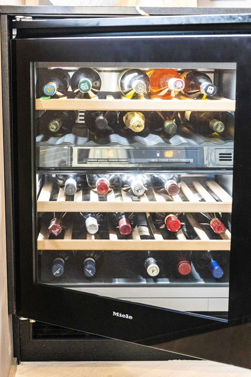 Miele vinskap integrert i kjøkkeninnredningen Galleribilde
