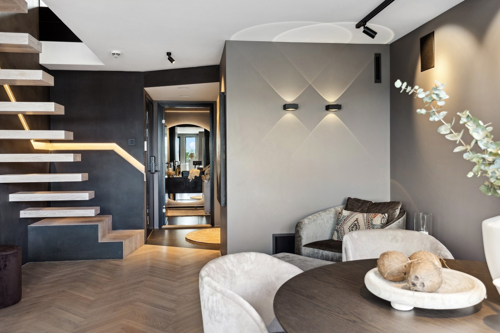 Spisestue med trapp har i likhet med store deler av leiligheten fiskebeinsparkett i eik fra Boen - legg merke til detaljer som sømløs overgang fra parkett til flis i gangen Galleribilde