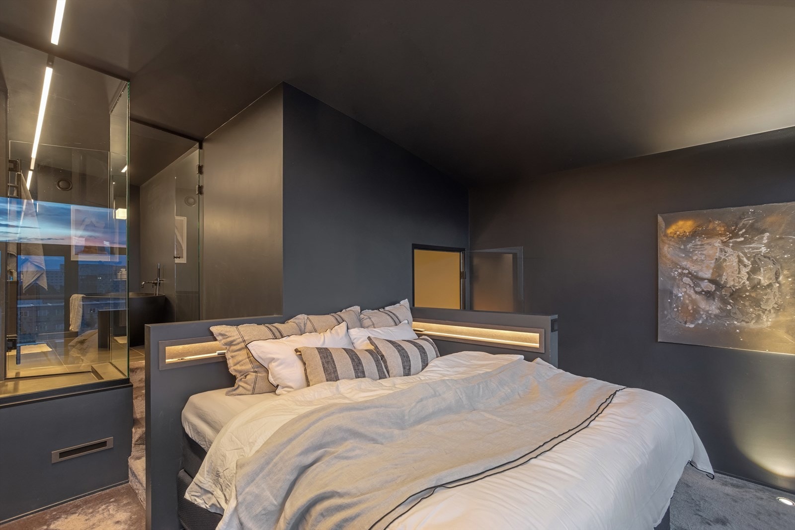 Master soverom (15 m²) har et heldekkende, røytefritt og allergivennlig teppegulv i Velur, belysning fra Stokkan Lys og elektriske gardiner. Galleribilde