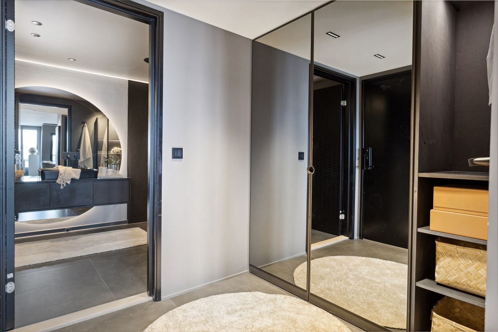 Gangen (4,3 m²) har italienske fliser (120x120), og en plassbygd garderobe med praktisk nøkkelboks og lys i kleshenger, samt Swedoor Charisma innedør til bod Galleribilde