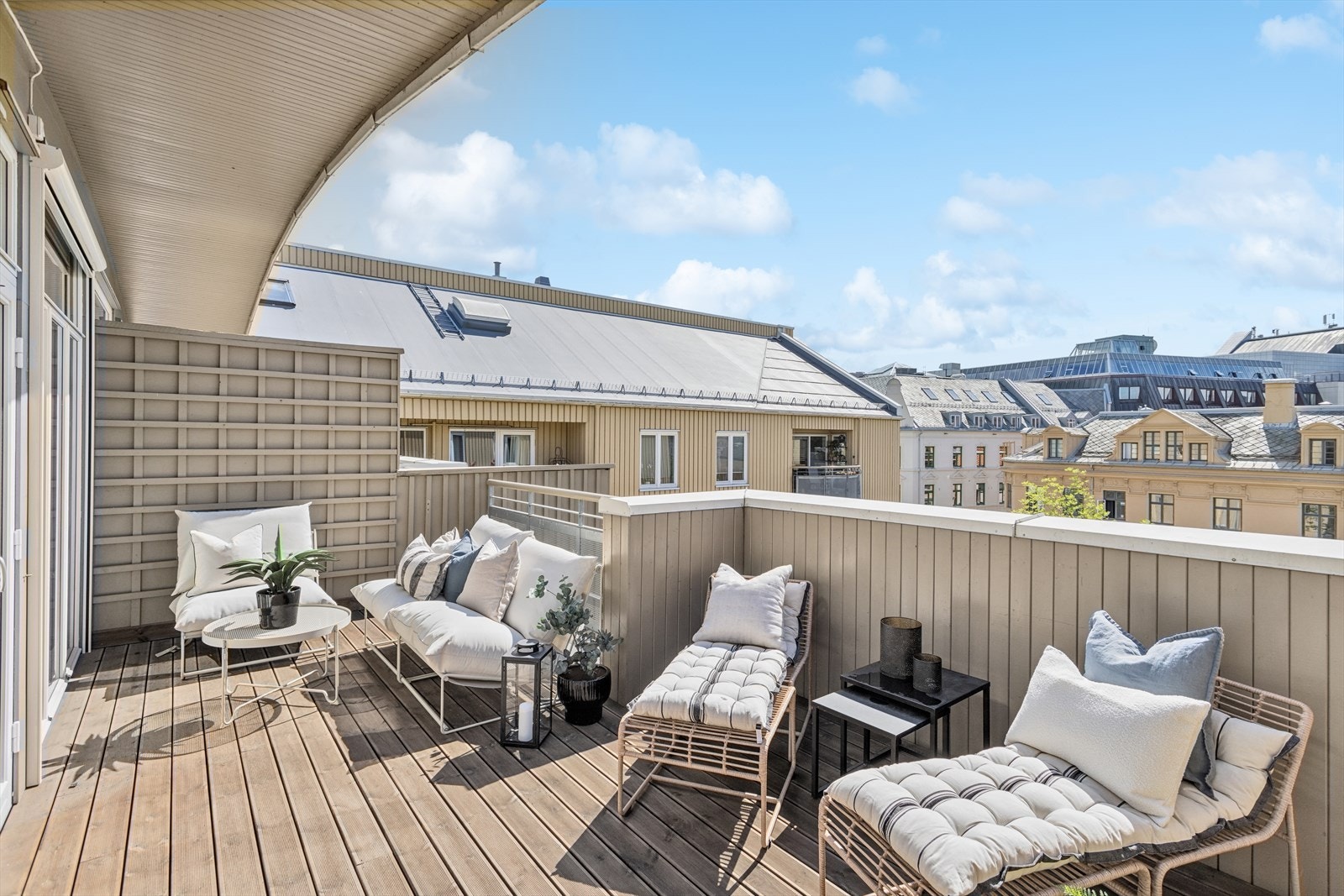 Nye MøreRoyal terrassebord sommeren 2022, samt to utvendige el-kontakter hvis man skulle trenge det. Galleribilde