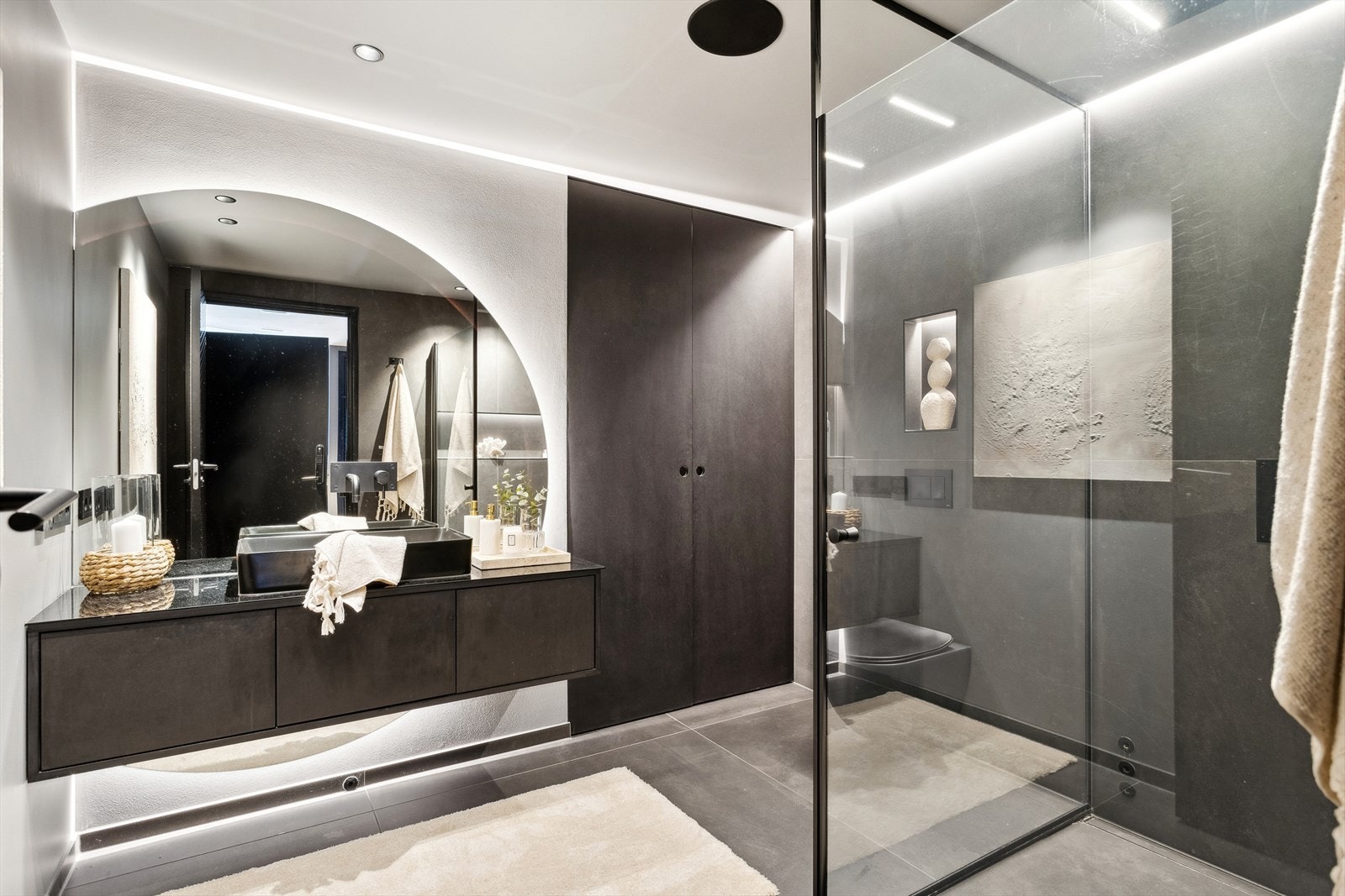 Bad/Vaskerom (7,3 m²) med italienske fliser 120x120, plassbygd skjult vaske-skap, innebygd armaturer og møbelsnekret baderomsinnredning Galleribilde