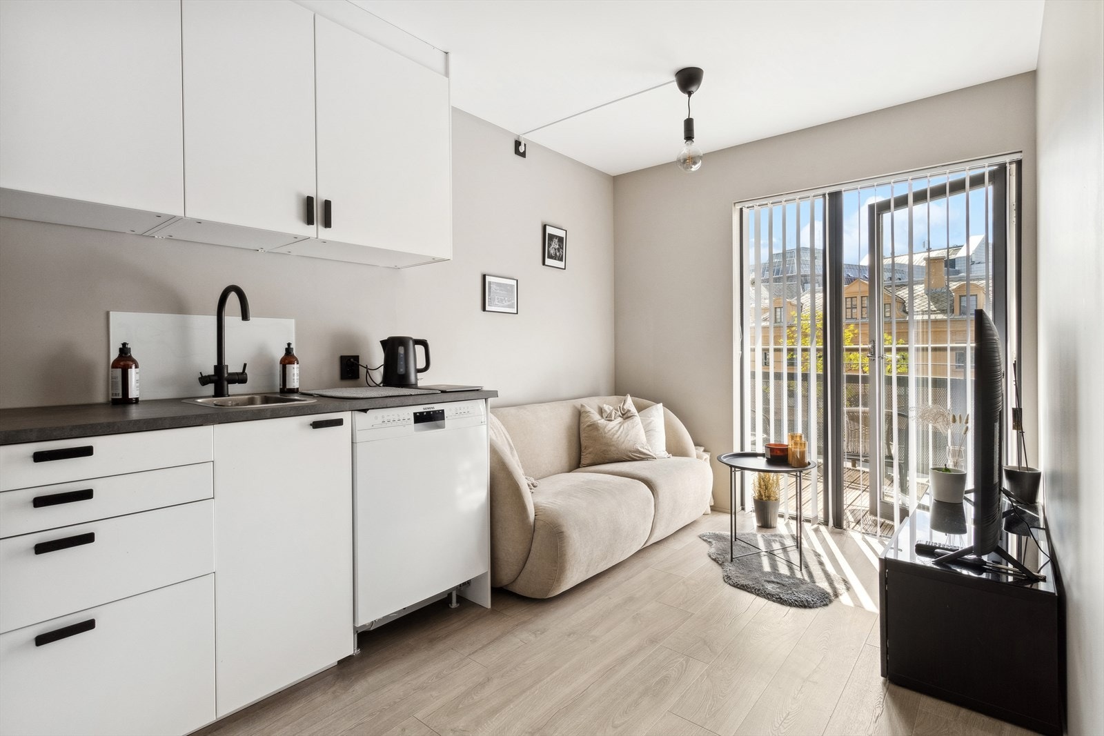 HYBELDEL: Stue/kjøkken (12 m²) i hybel har slitesterk 1-stavslaminat og har lydisolerende utforet vegg mot hoveddel og nabo. Ønsker man to soverom ekstra i hoveddelen kan man fjerne inngangsdør i hybel og sette opp lettvegg. Galleribilde