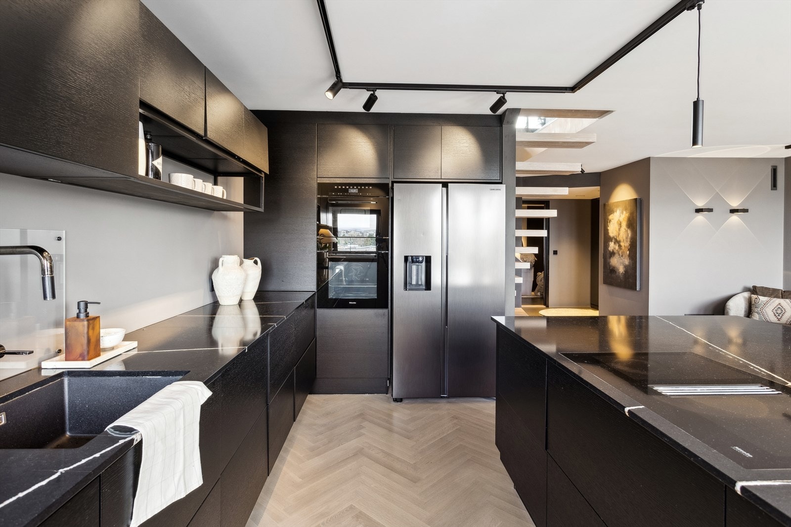 Silestone benkeplate, integrerte hvitevarer fra Miele(Vinskap, stekeovn, mikro/damp-ovn og platetopp med ventilator), samt innebygde høyttalere mot egen Sonos AMP forsterker. Galleribilde