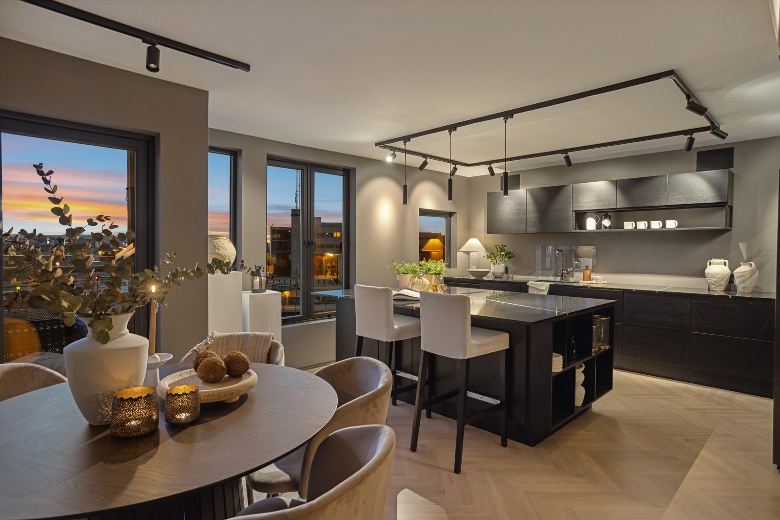 Kjøkkenet er fra Sigdal med slette fronter i sort eikefinér; push-open, sokkelskuffer og silestone benkeplate med nedfelt platetopp, underlimt vask og EVOline push-open stikkontakt Galleribilde