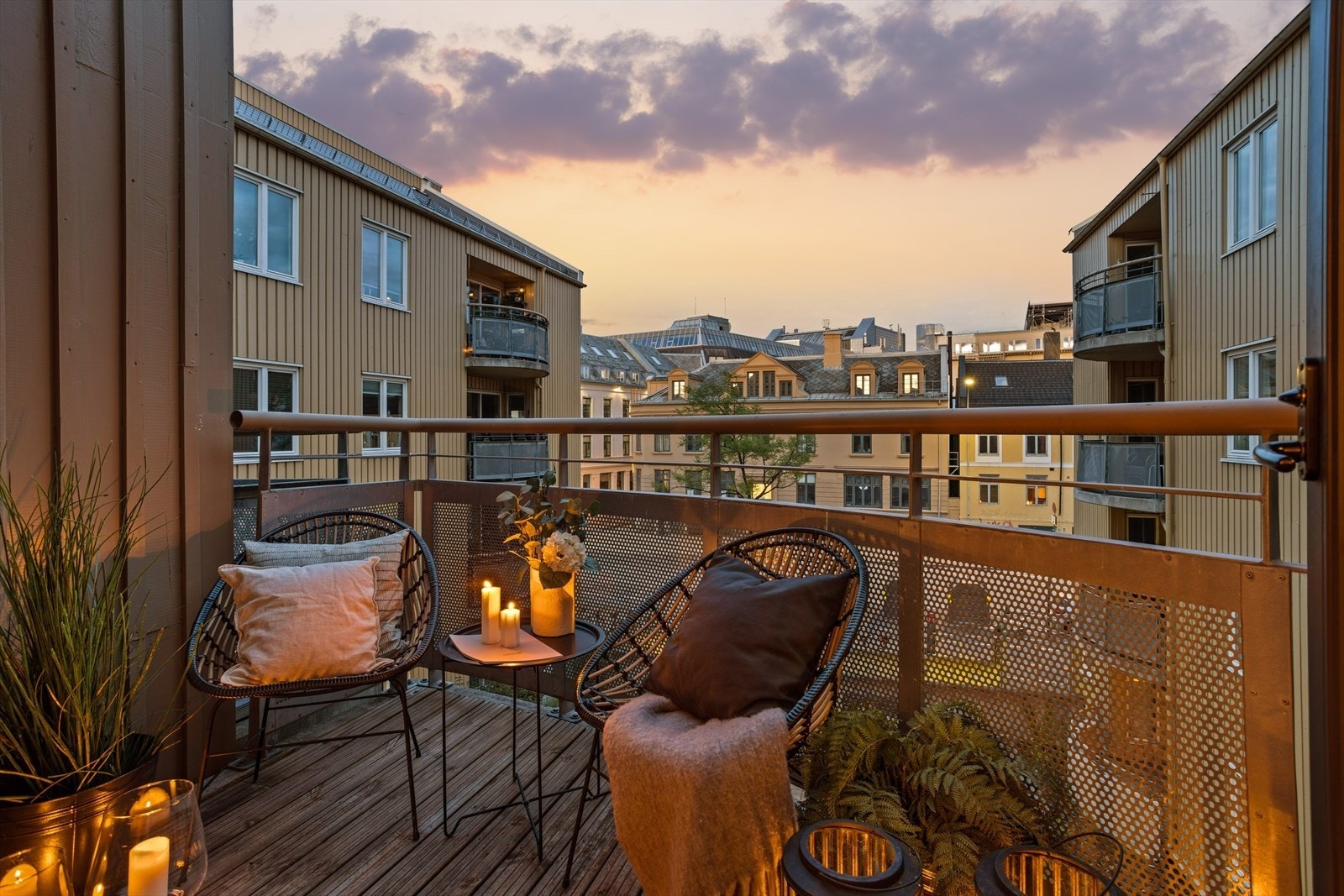 Hybelen har egen sydvendt balkong (ca. 5 m²) mot sameiets rolige atrium. Galleribilde