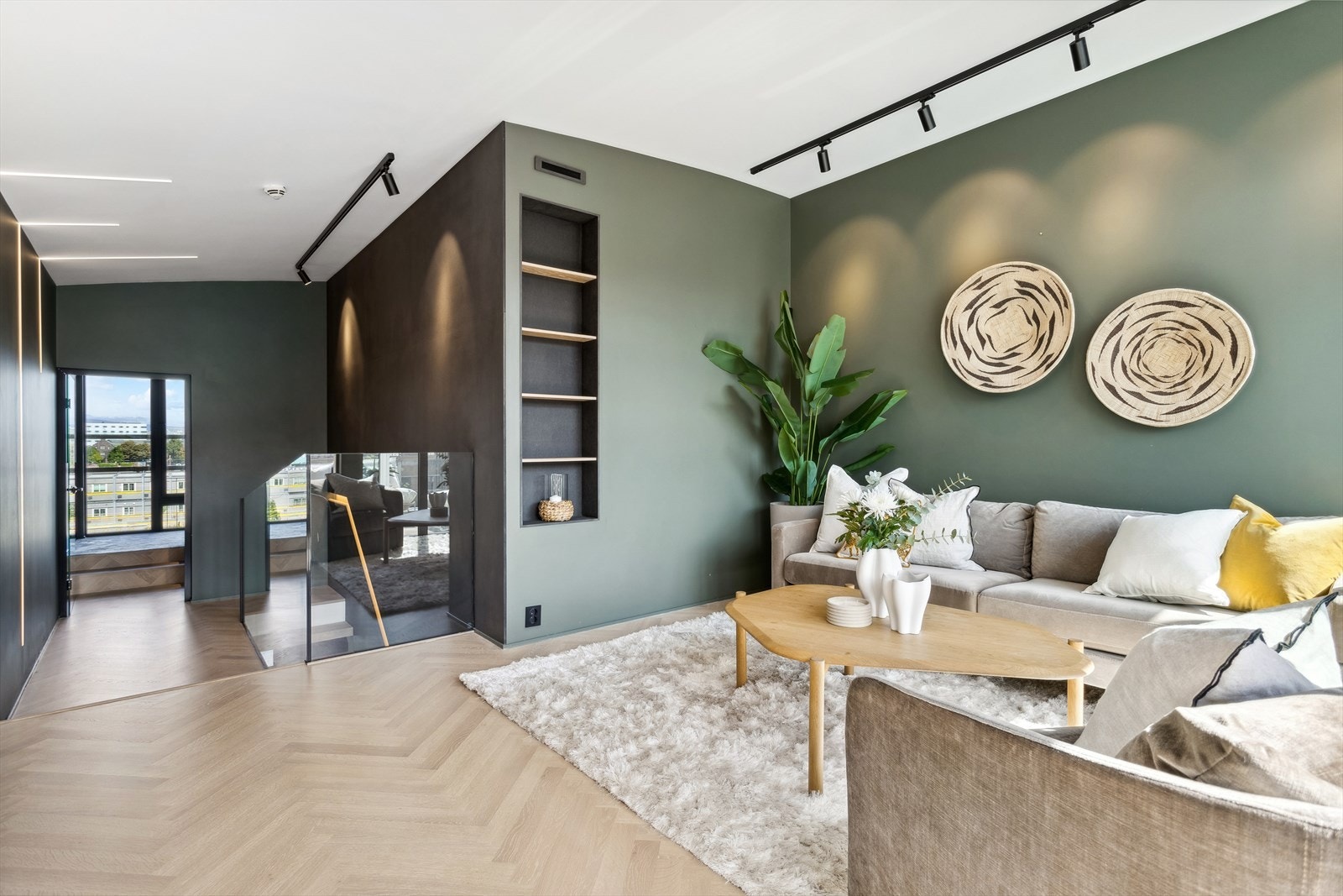 I TV-stuen finner man detaljer som skjult høyttalerkabel i vegg bak sofa og en til gulvluke, samt plassbygd innfelte hyller i eik og valchromat. Elektrisk utvendig screen på vindu. Galleribilde