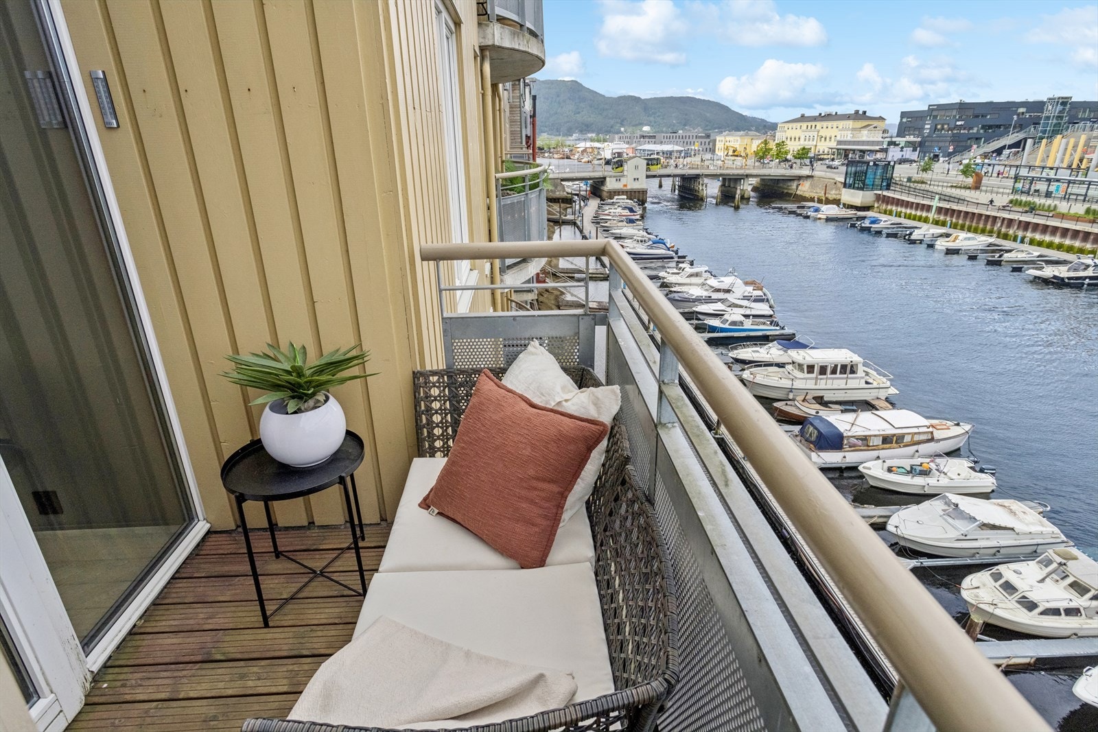 Balkong fra kjøkken/spisestue er vendt ut i kanalen. Galleribilde