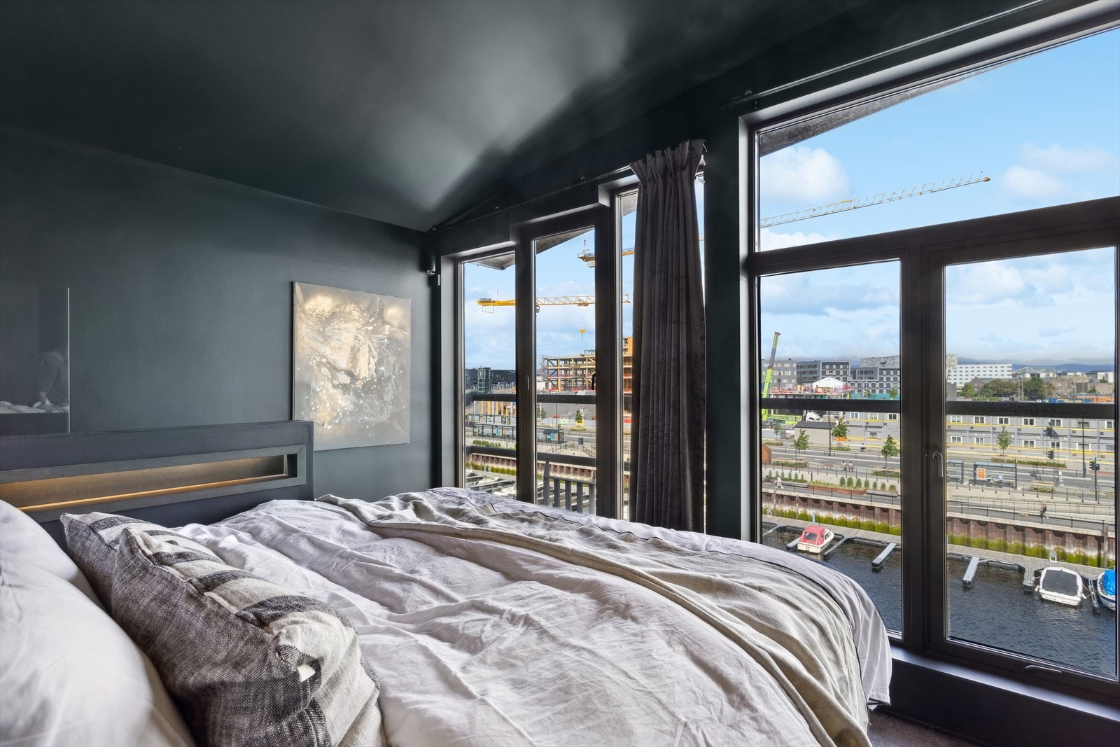 Hovedsoverommet har plassbygd garderobe med 24 softclose-skuffer, lys i kleshengere og lagringsrom på topp, samt spesialbestilt speil på vegg. Galleribilde