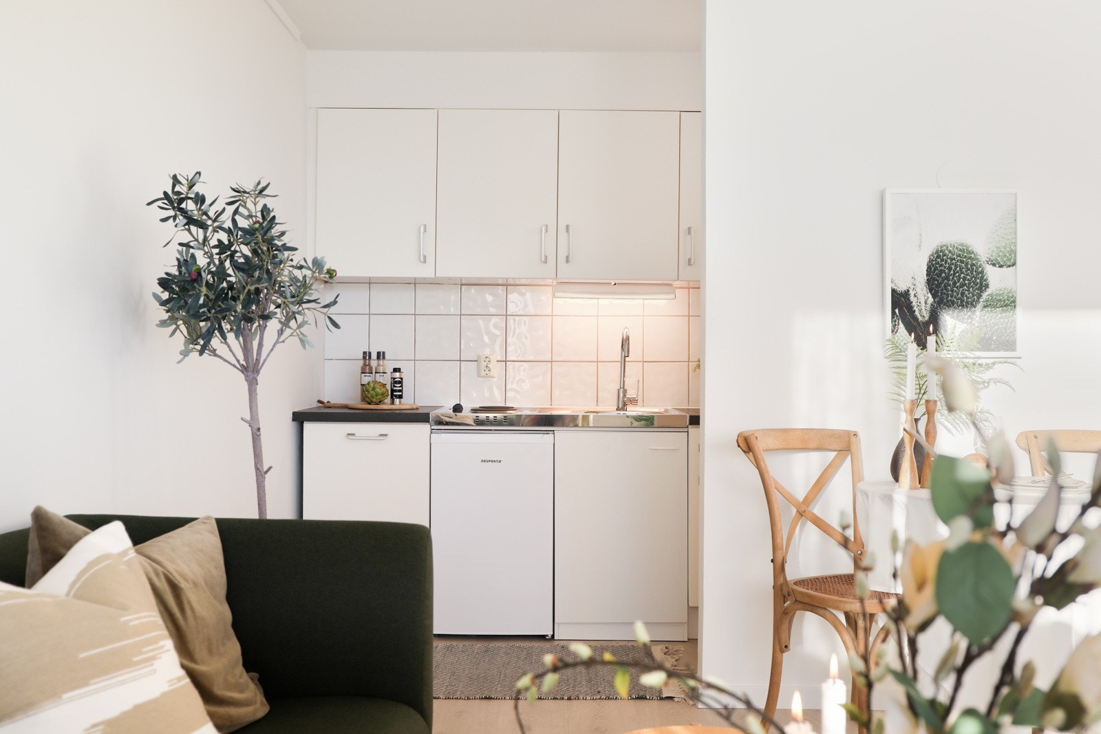 Kjøkkenet har en åpen planløsning mot stuen. Galleribilde