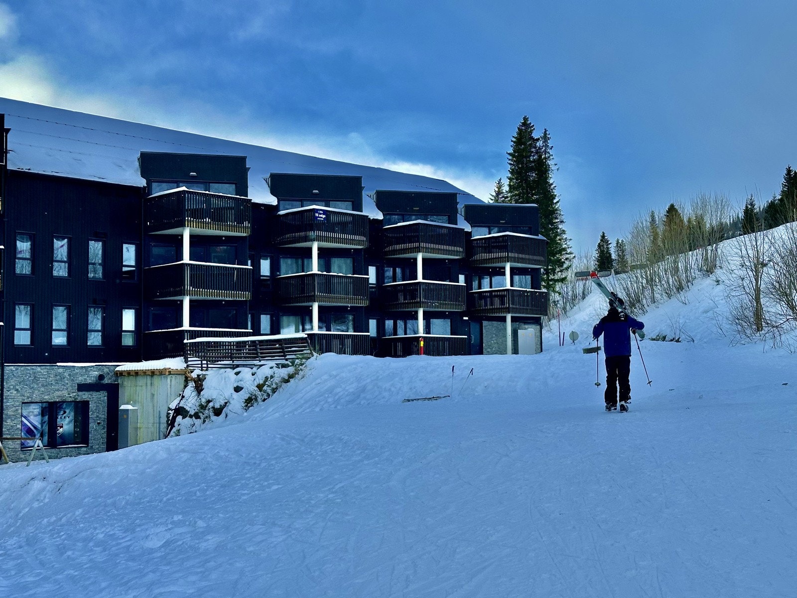 Fra skiboden går man rett ut i bakken. Galleribilde