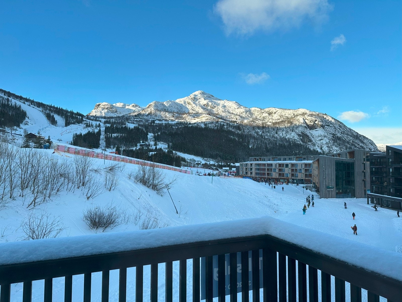 Balkongen har utsikt til skibakken. Galleribilde