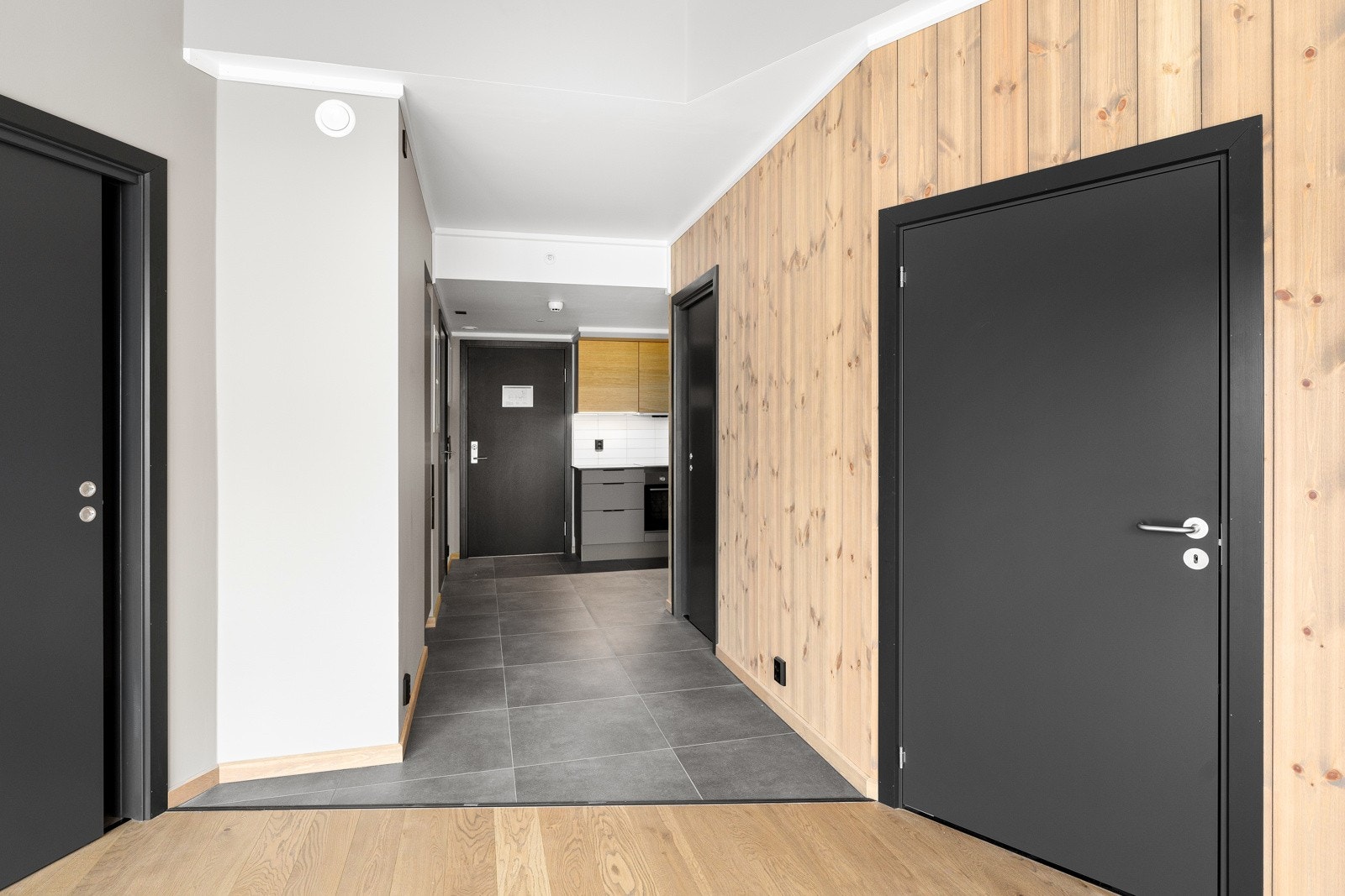 Her ser vi mot kjøkkenet. Soverommene liggger på hver side av stuen Galleribilde