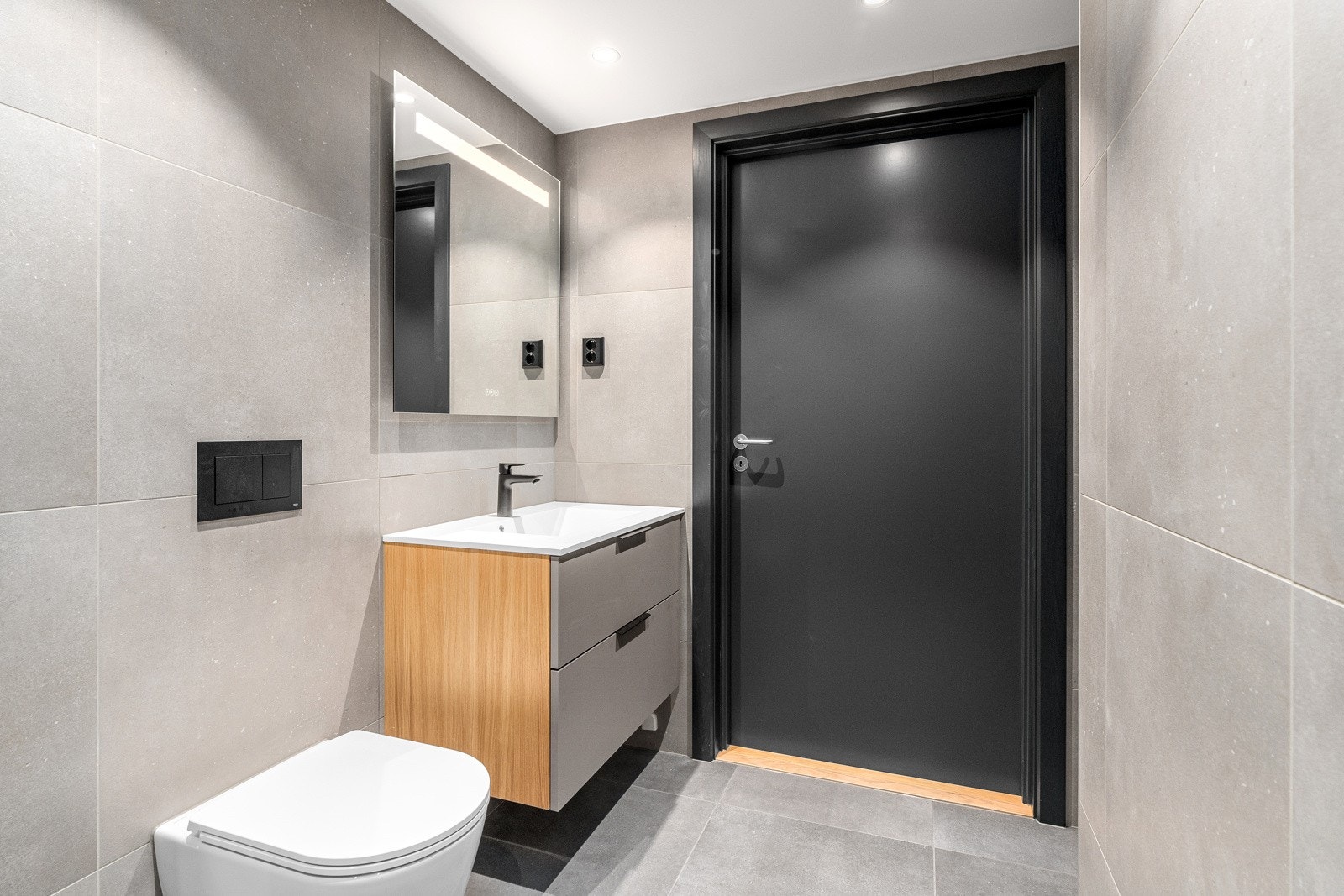 Speil med justerbar belysning over servant. Galleribilde