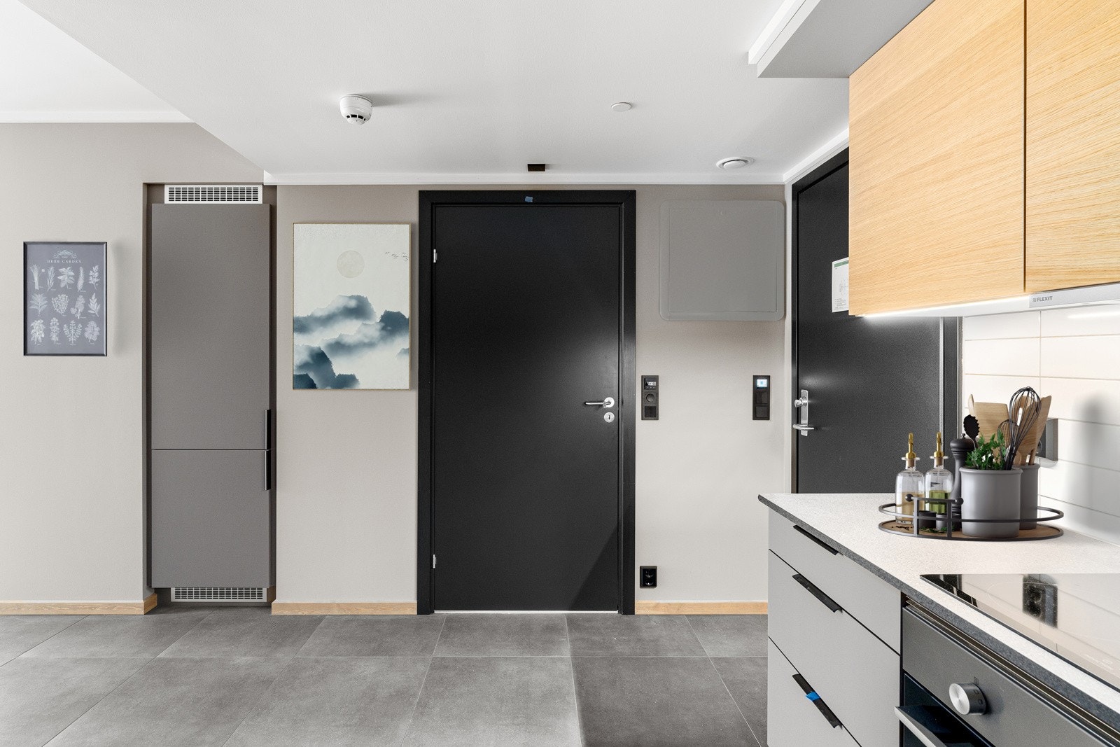 Kjøl- og fryseskap er plassert i nisje i vegg. Galleribilde