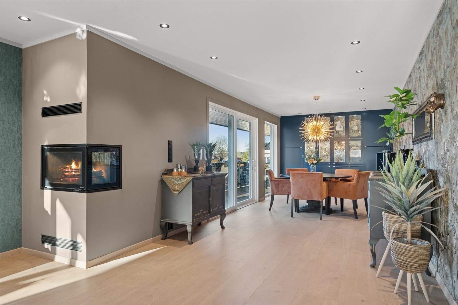 Spisestuen forlenger rommet og i bankkant er samme kjøkkenfronter som gir ekstra oppbevaring Galleribilde