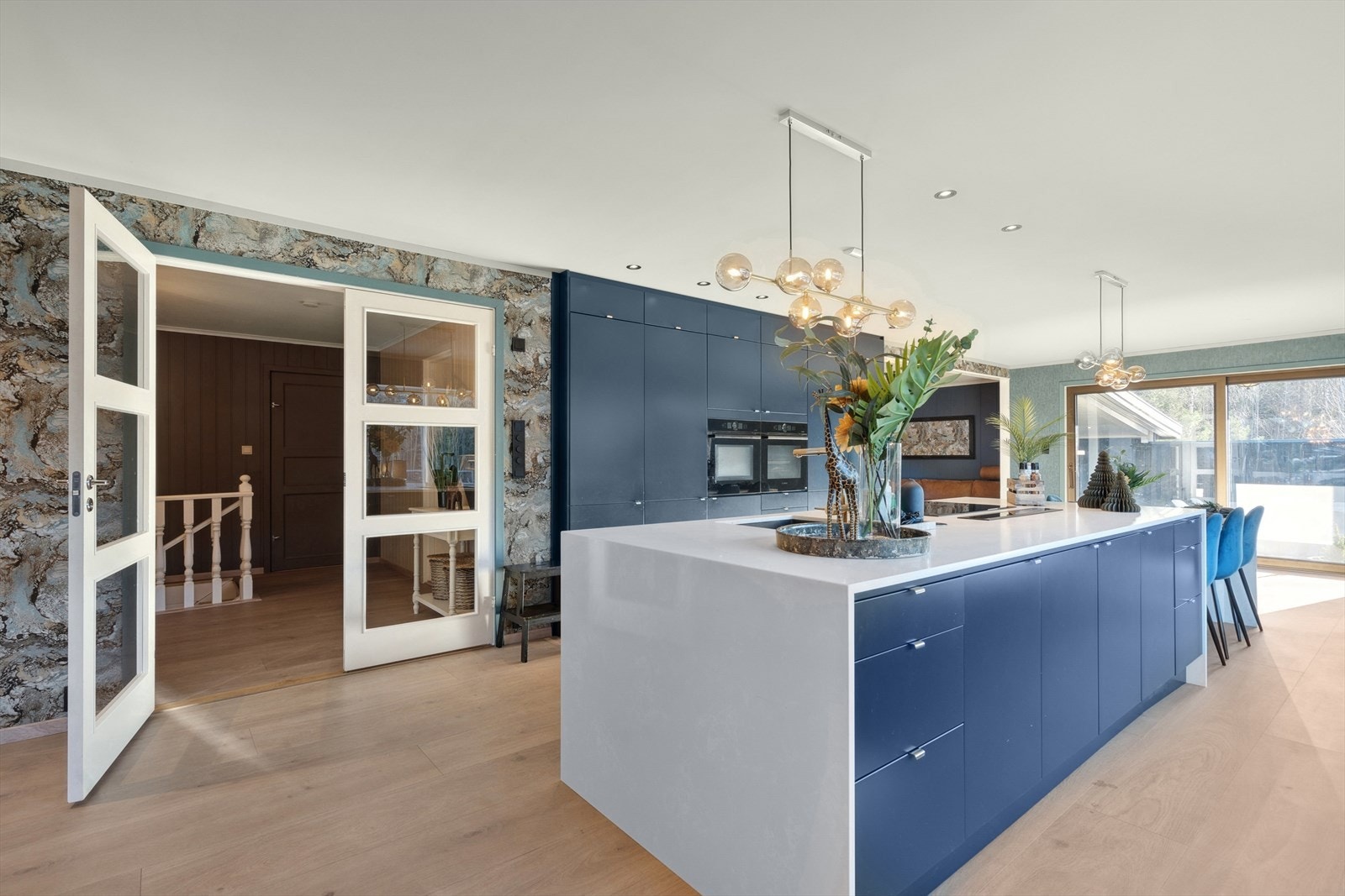 Kjøkkenet med masse skap og benkeplass, her er det ikke spart på noe. Steinbenkeplate med nedfelt avtrekk Galleribilde