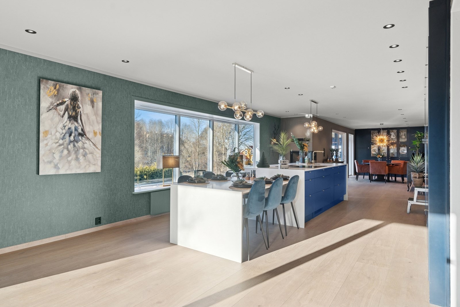 Spisestuen ligger delvis adskilt, men alikevel har tilhørighet til kjøkkenet Galleribilde