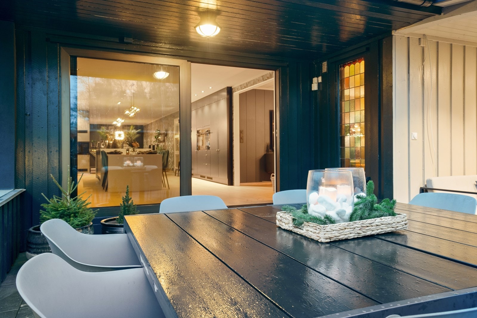 Stor skyvedør som åpner opp mellom ute og innedelen Galleribilde