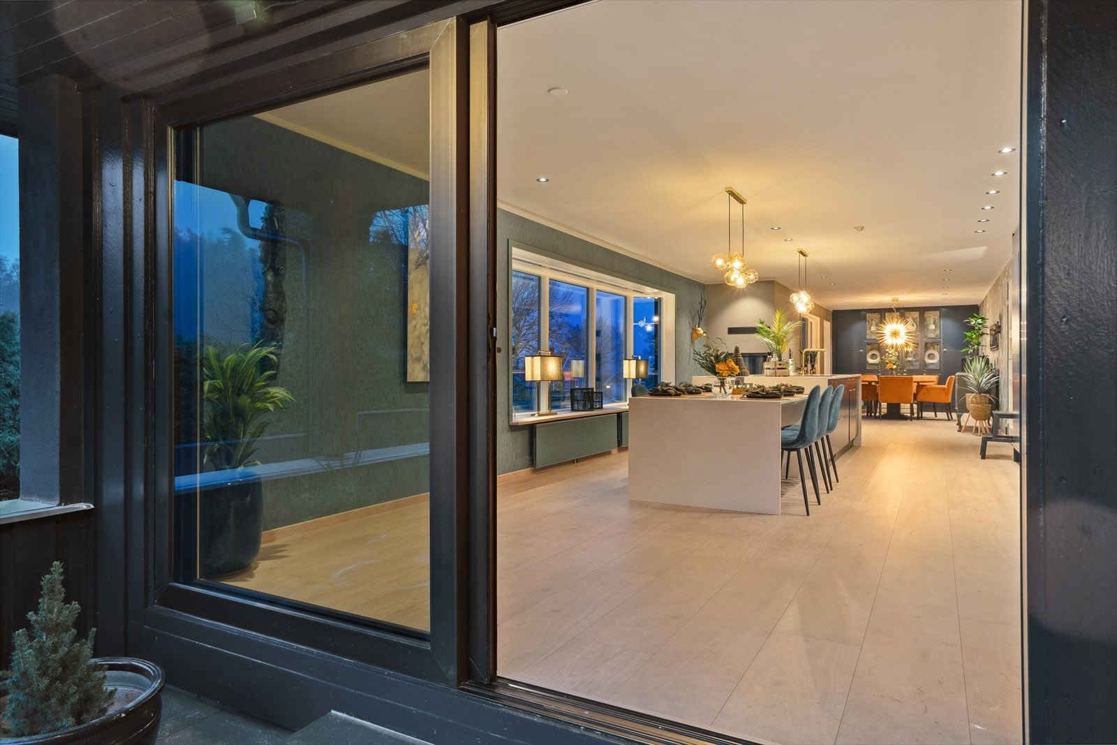 Oserødveien 32 er en innholdsrik enebolig på hele 288 bra-i. Kjøkkenet er moderne og stilrent. De store gulvplankene gir et moderne og tidløst inntrykk, det samme gjør fargevalg som er gjennomgående moderne og delikat Galleribilde