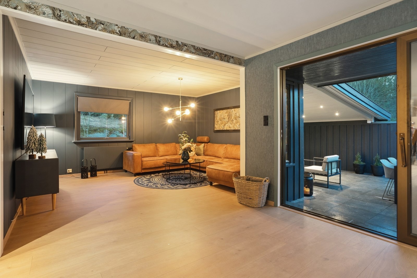 Stuen ligger delvis adskilt og er perfekt for en rolig og hyggelig filmkveld Galleribilde