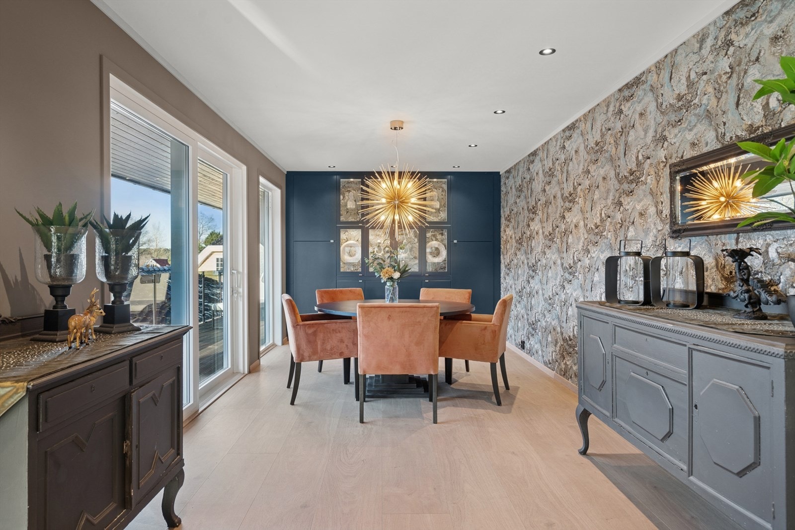 Delikat spisestue som innbyr til hyggelige middager Galleribilde