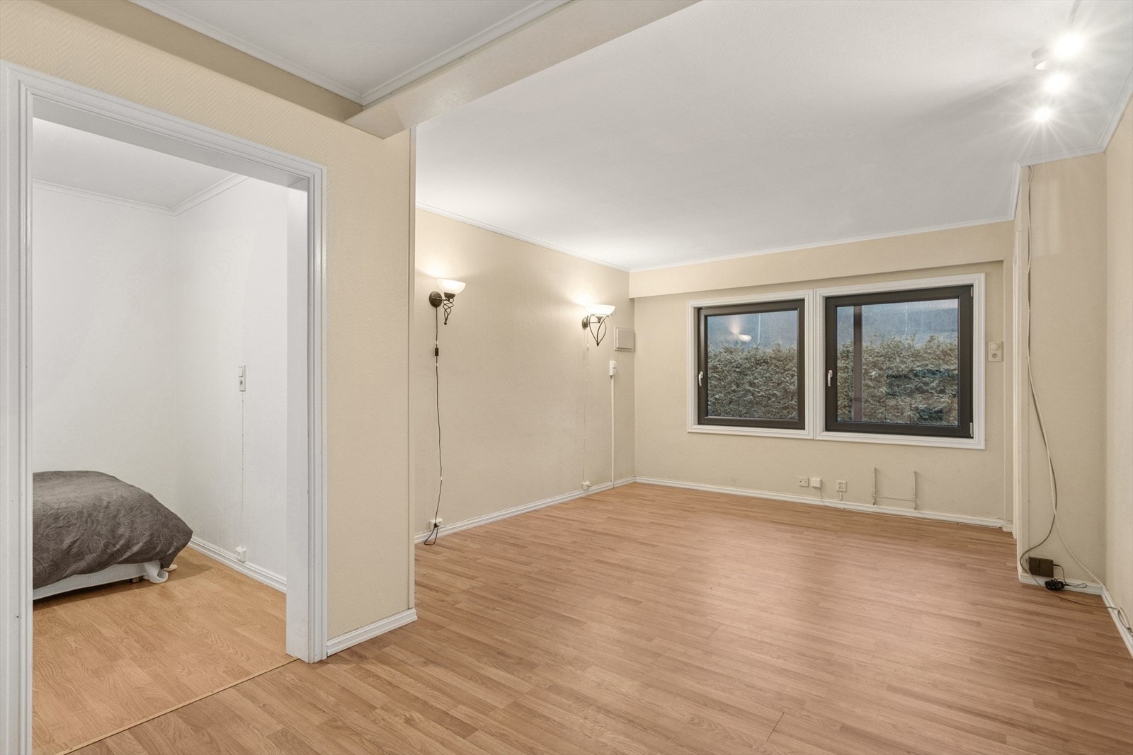 Hybelen er romslig og har sovealkove og kontor, åpen stue/kjøkkenløsning og entré Galleribilde