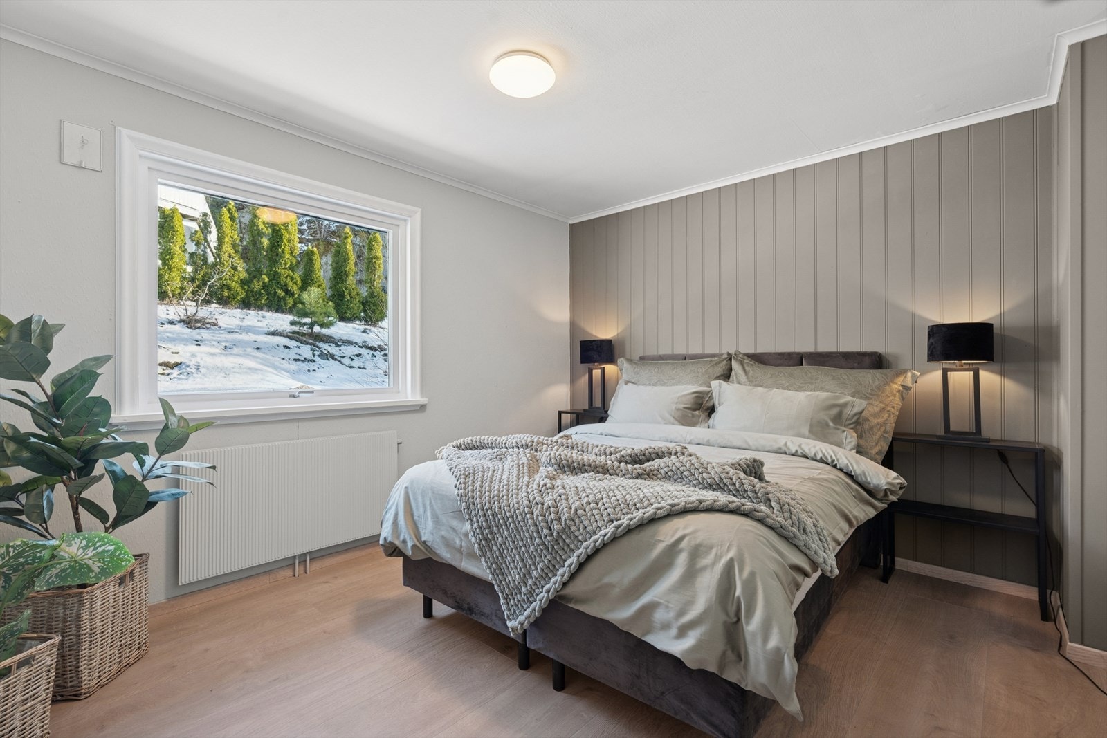 Stort soverom i hovedetasjen med god plass til dobbeltseng og garderobeløsning. Også er delikate farger og de brede gulvbordene som er gjennomgående for store deler av boligen Galleribilde