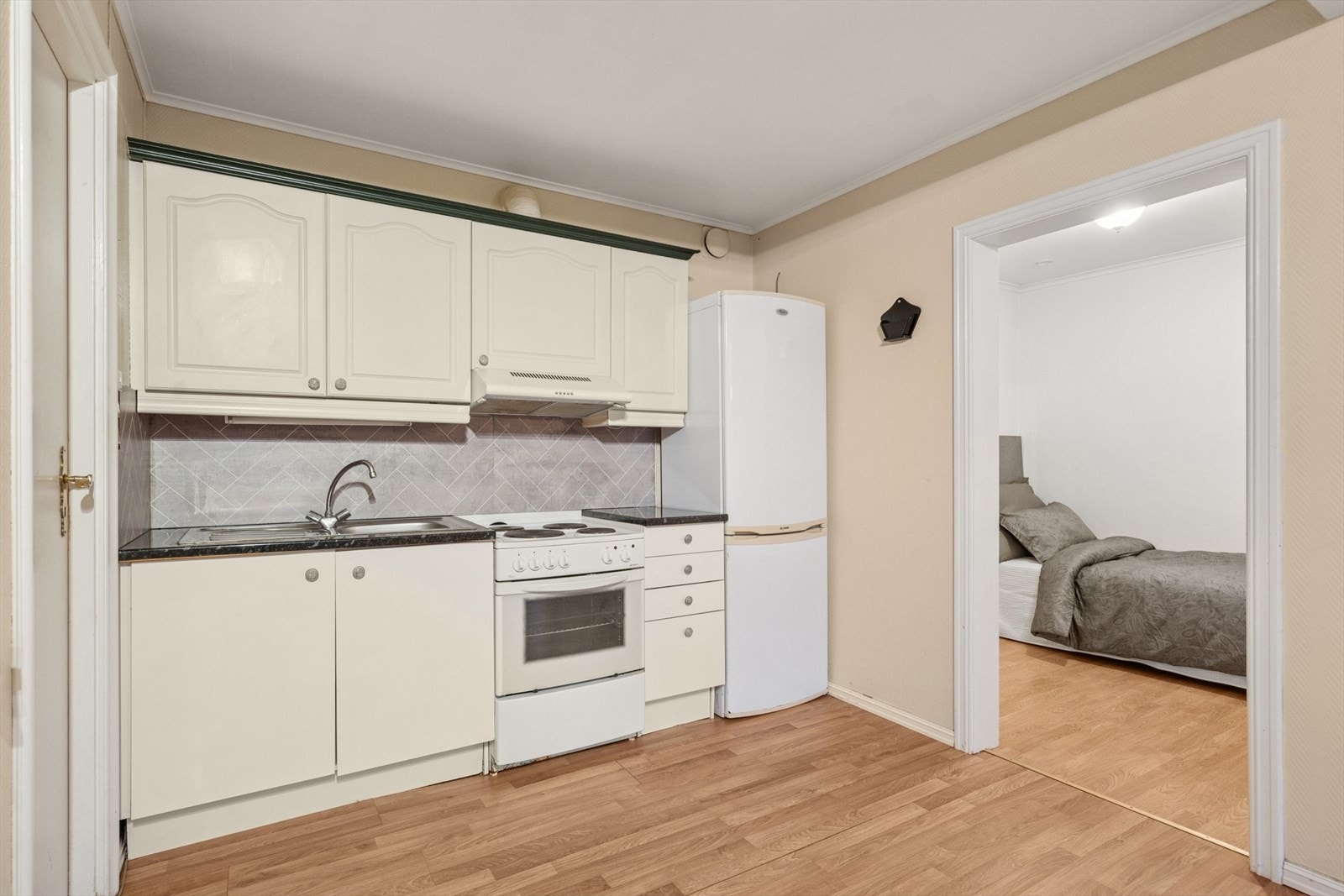 Kjøkkendelen i den separate leiligheten. Denne er ikke godkjent og det foreligger tegninger som viser til boder Galleribilde