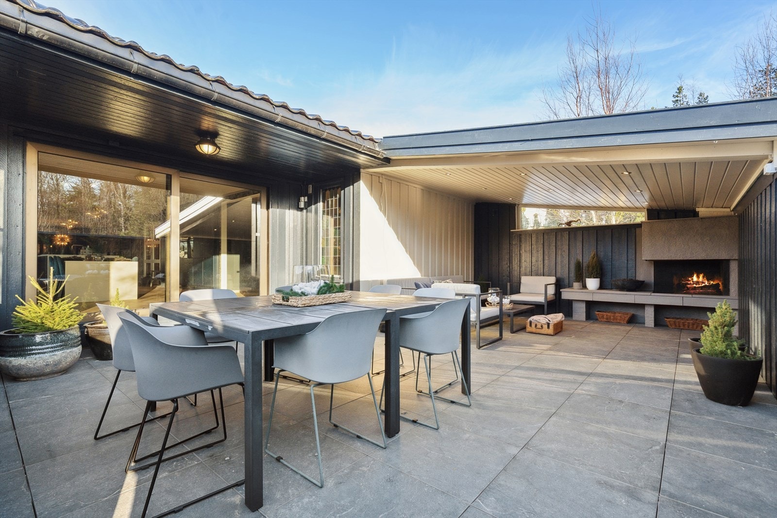 Uteområdet er gjennomført og ellers rundt på tomten er det pent opparbeidet med prydbusker, trær og plen Galleribilde