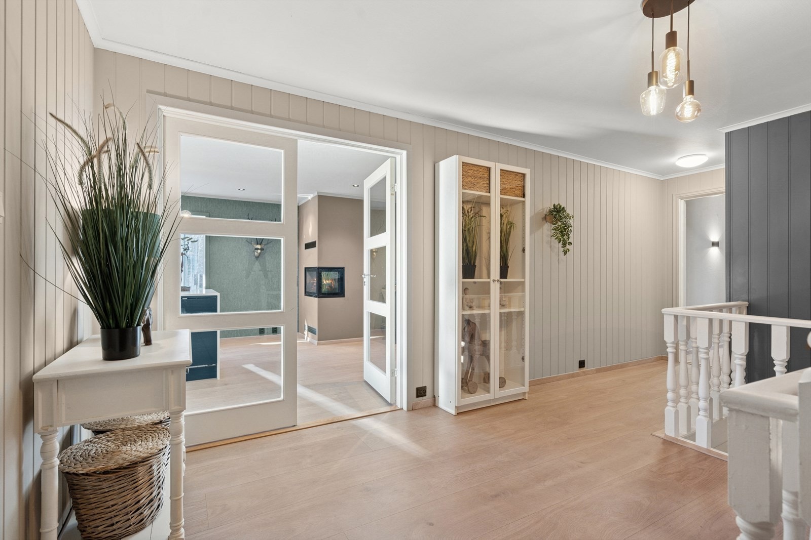 Hall med glassdør inn til stue/kjøkken Galleribilde