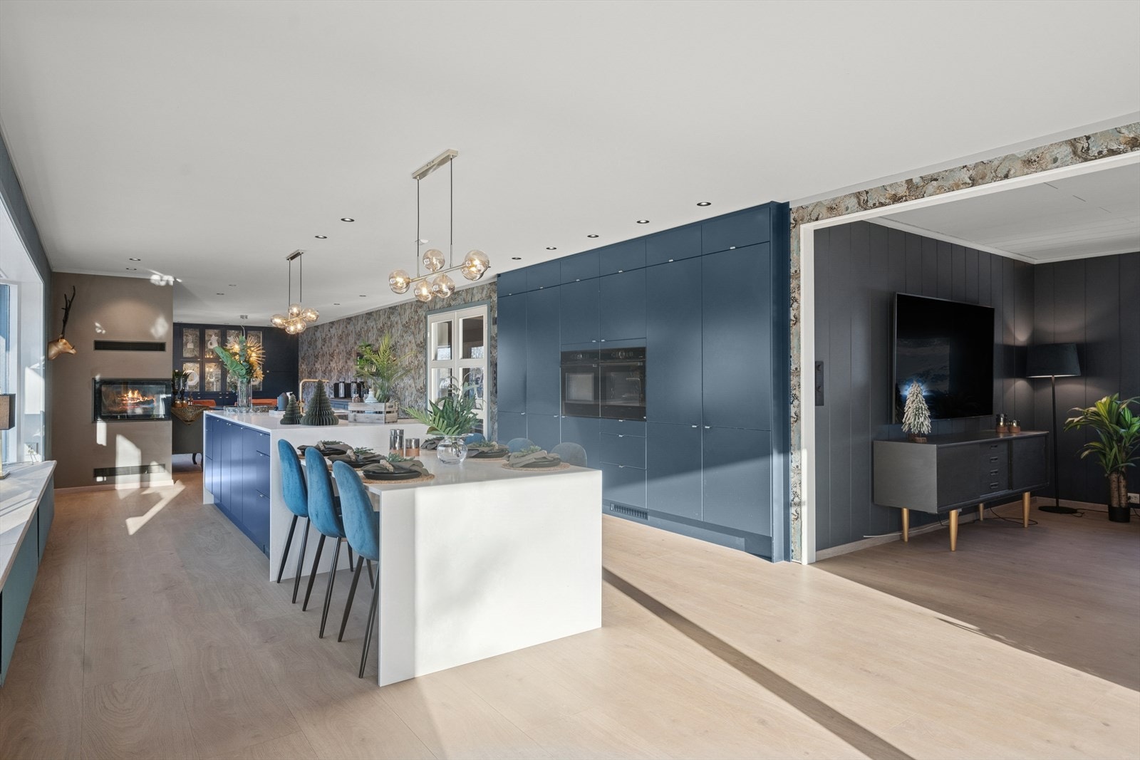 Peisen setter et ekstra preg på kjøkkenet og gir en lun følelse den kalde tiden av året og gjør seg godt i det store åpne rommet Galleribilde