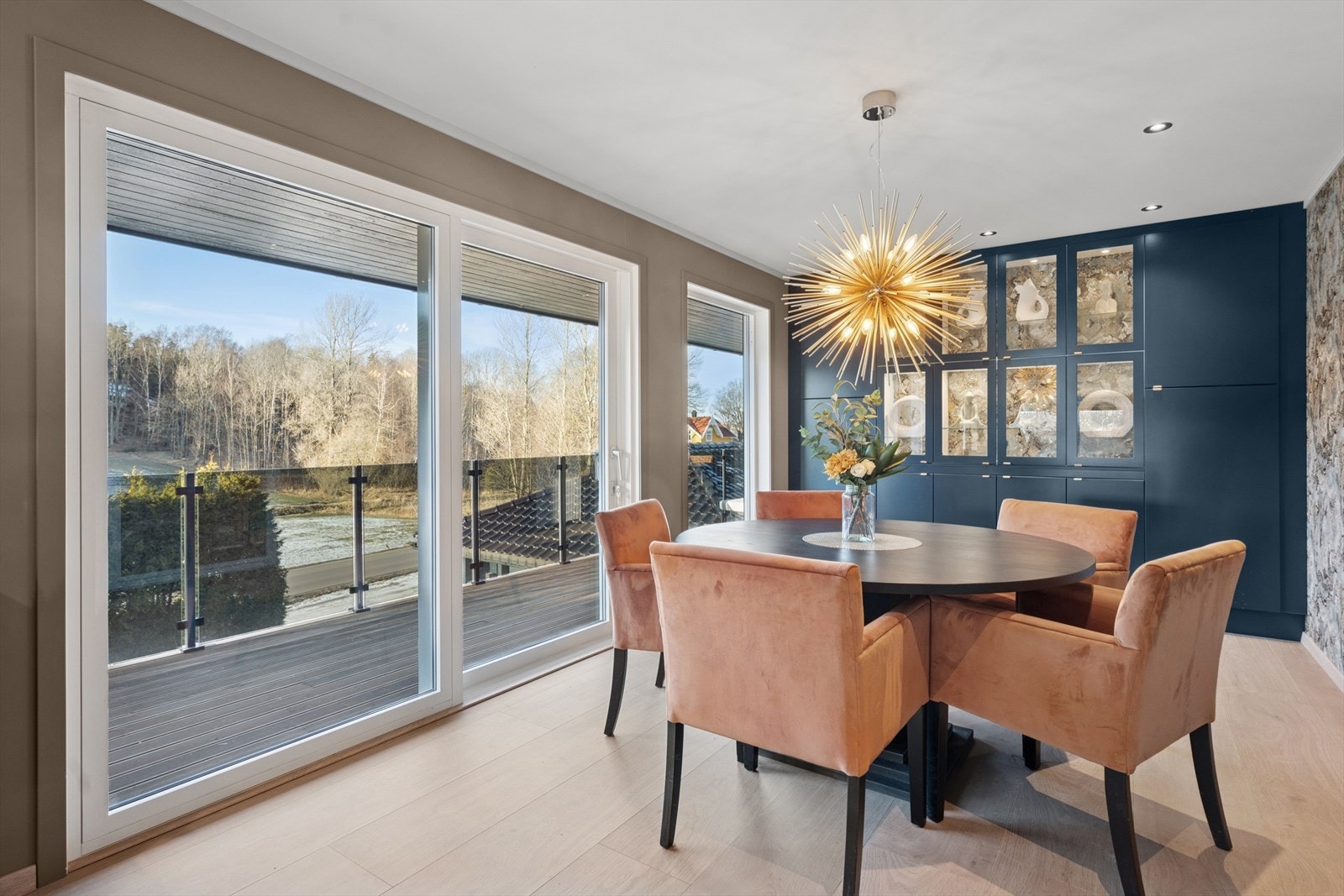 Utgang til solrik balkong Galleribilde