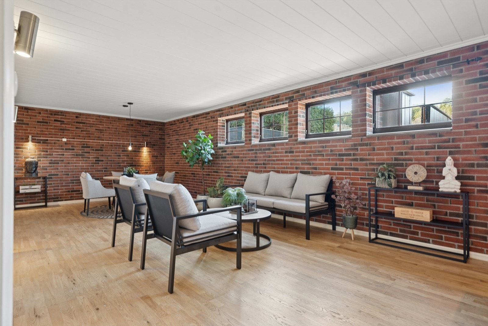 Romslig kjellerstue som tidligere har vært bassengrom Galleribilde