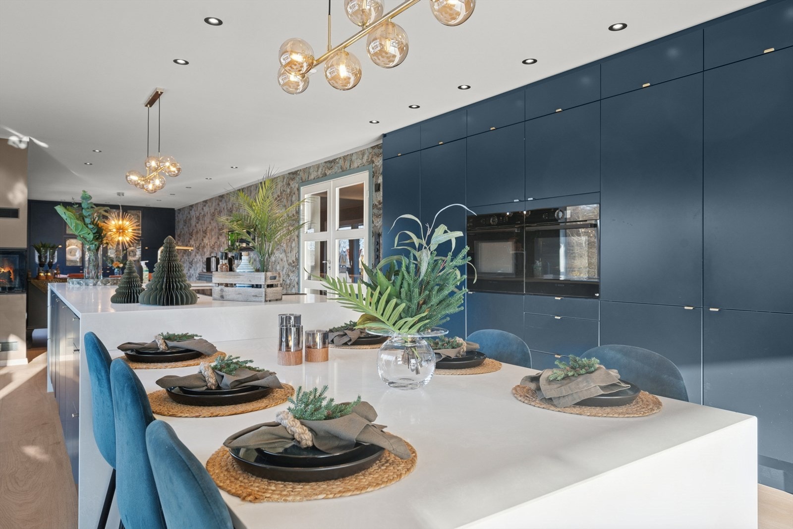 Her er det tenkt på smarte og gjennomtenkte løsninger i forhold til oppbevaring og spisegruppe på kjøkkenet Galleribilde