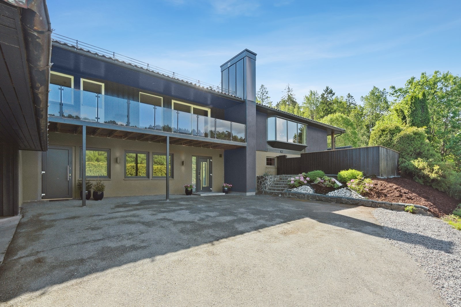 Pent opparbeidet uteområde, asfaltert gårdsplass og dobbel garasje Galleribilde