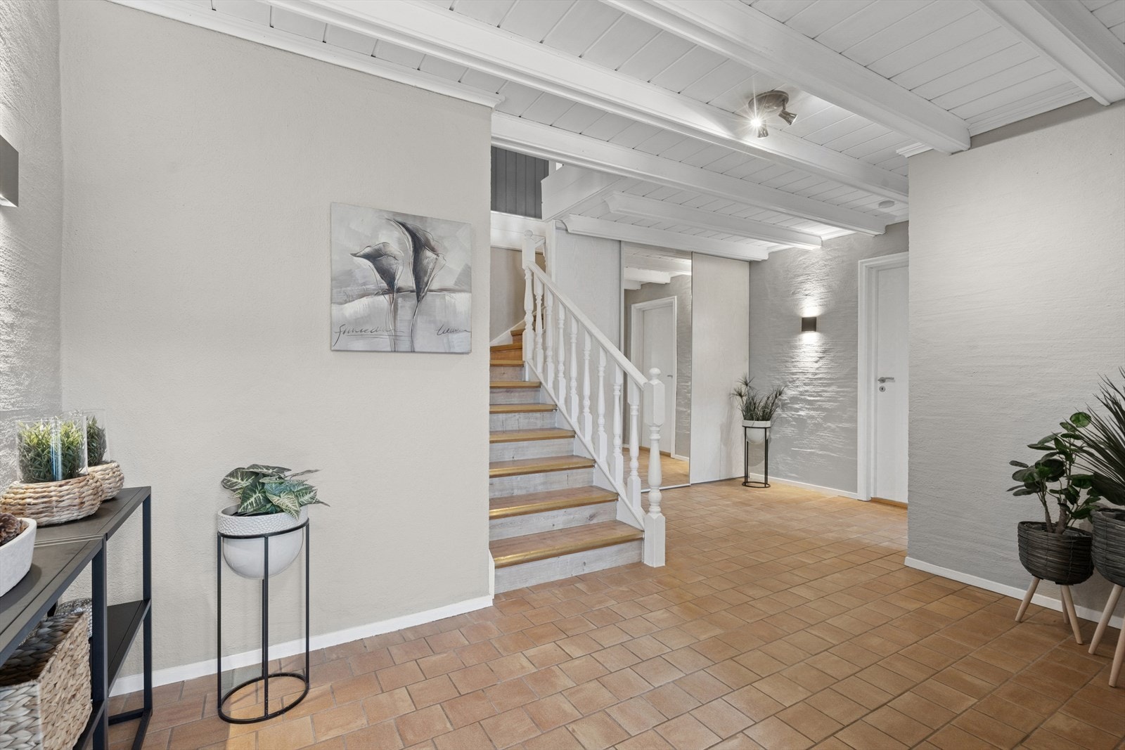 Hallen er innbydend eog malt i en lys grå farge Galleribilde