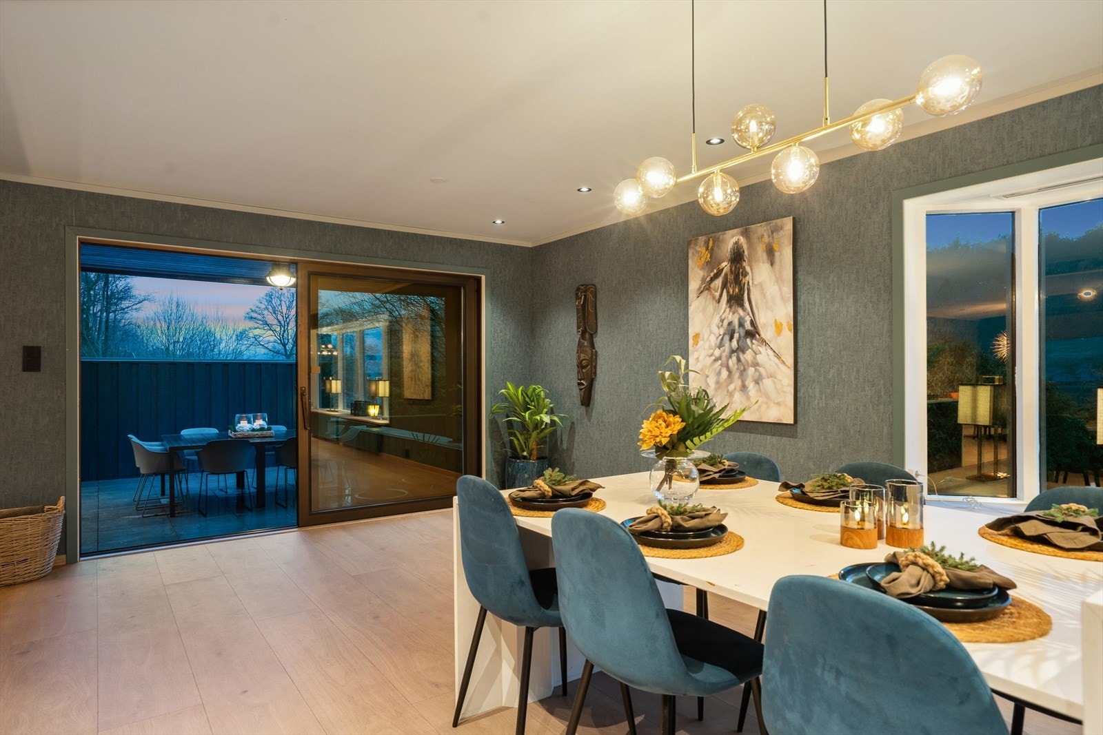 Ekstra bede laminatbord på gulvet setter et ekstra elegant preg på boligen Galleribilde