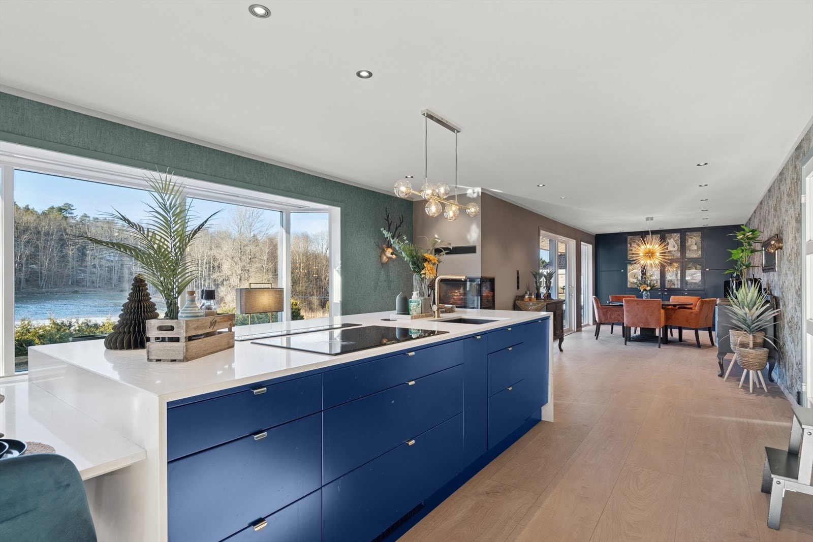 Dette er virkelig et drømmekjøkken hvor du kan nyte å lage med og konversere med gjestene Galleribilde