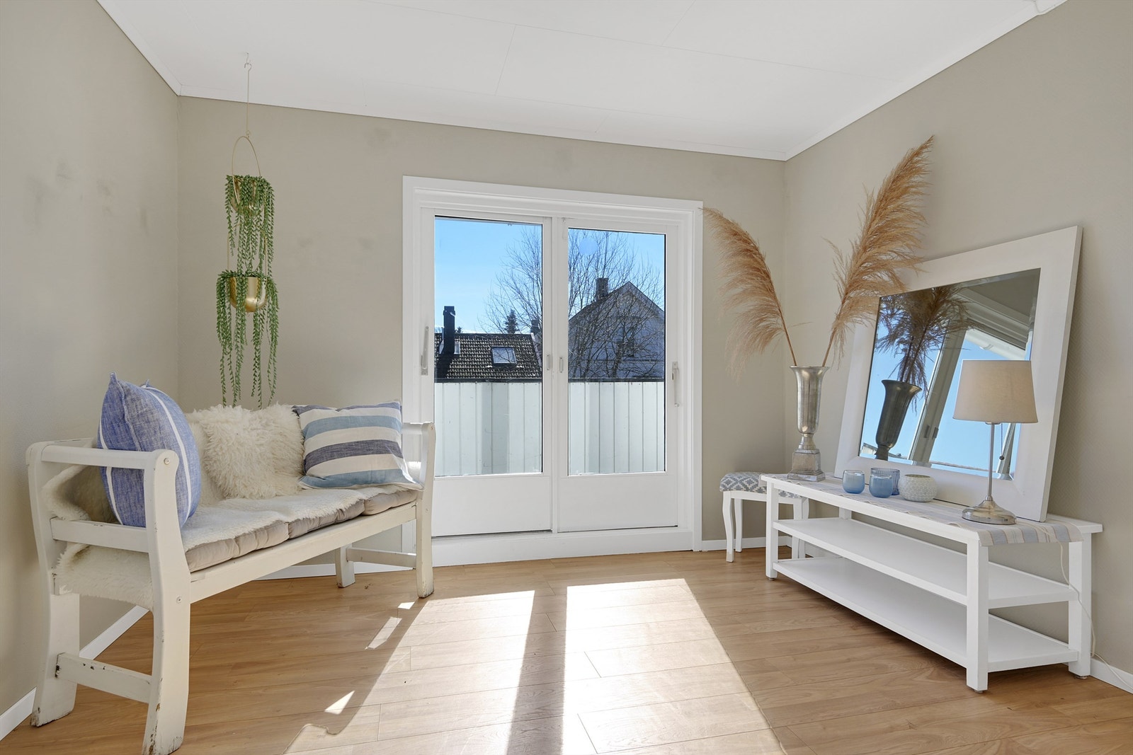 Her er er det blant annet innredet med hall med dør ut til en fantastisk takterrasse. Galleribilde