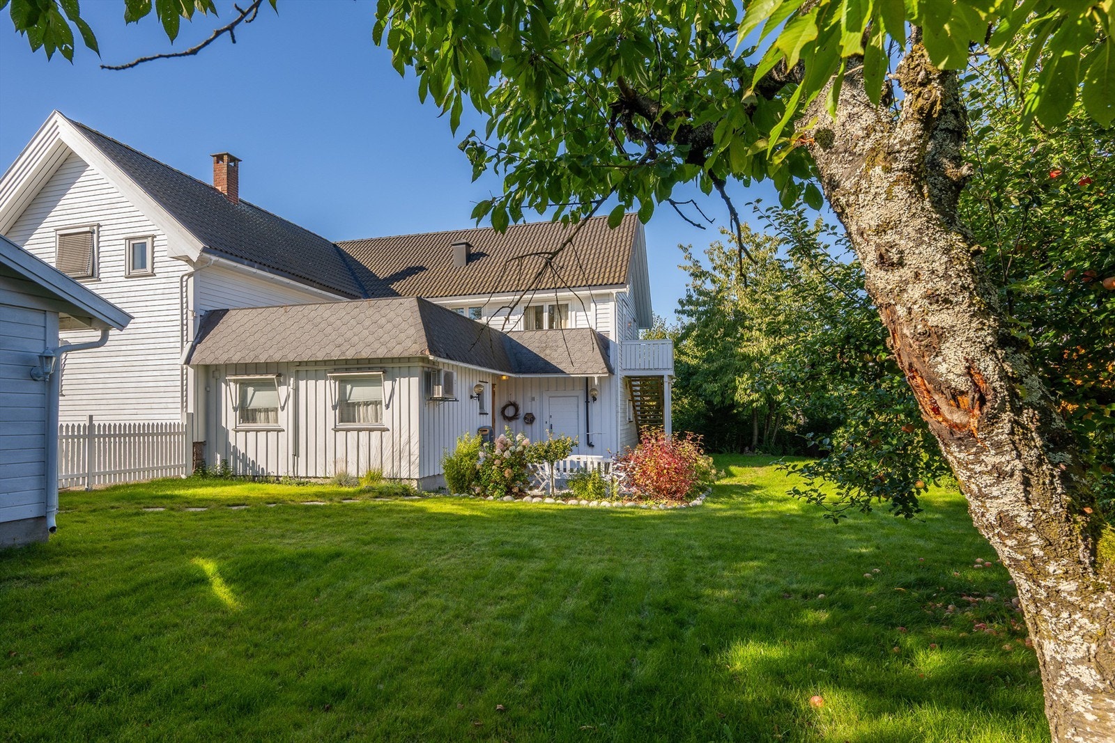 Det er en koselig og lun hage, avskjermet med gjerde og port. Perfekt for deg med barn eller hund! Galleribilde