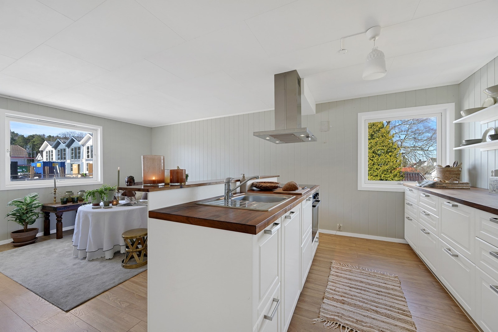 Pen kjøkkeninnredning med mye skap- og benkeplass Galleribilde