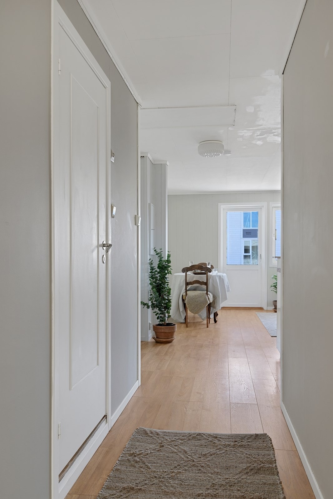 Her oppe er det 2 soverom, koselig stue/kjøkken i åpen løsning og et baderom fra 1981. Galleribilde