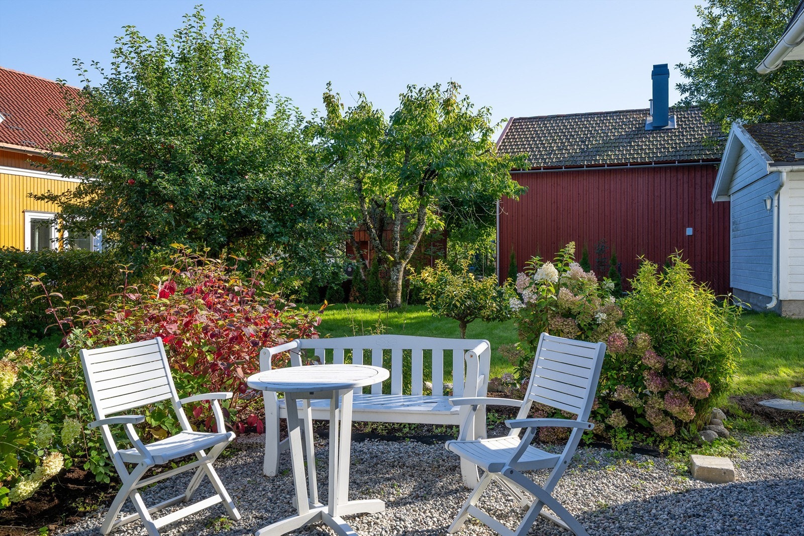 Hagen har et koselig og lunt plenområde, bed og busker og trær som skjermer mot naboer. Galleribilde