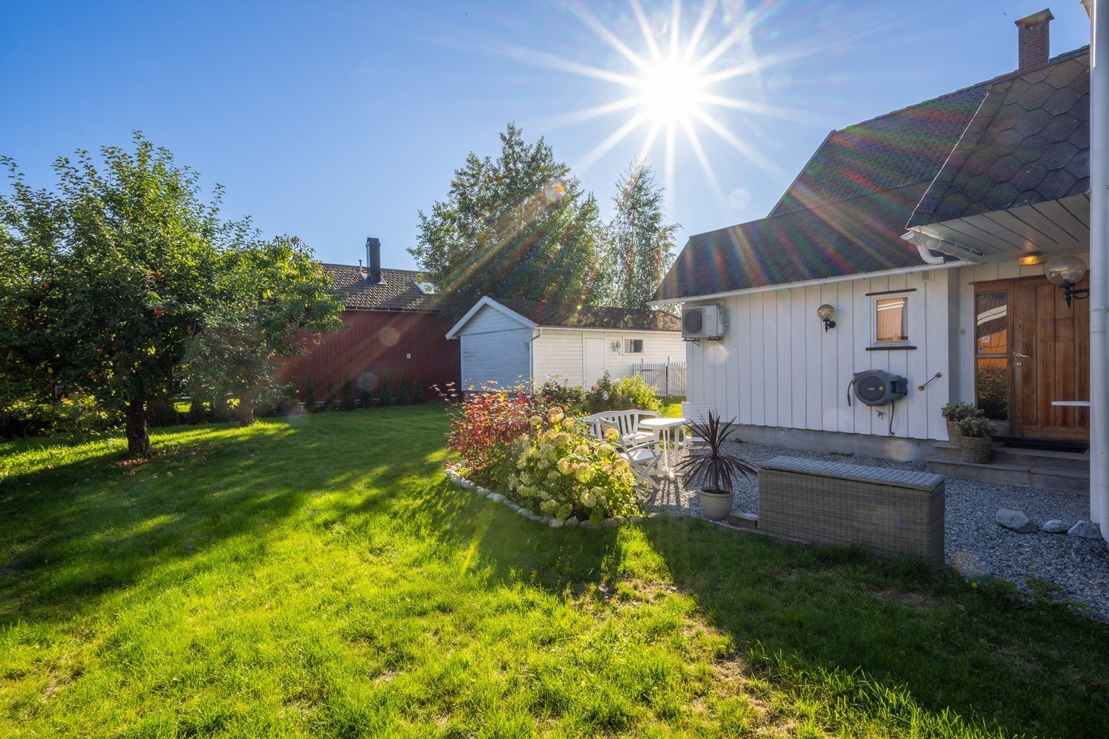 Hagen har et koselig og lunt plenområde, bed og busker og trær som skjermer mot naboer. Galleribilde