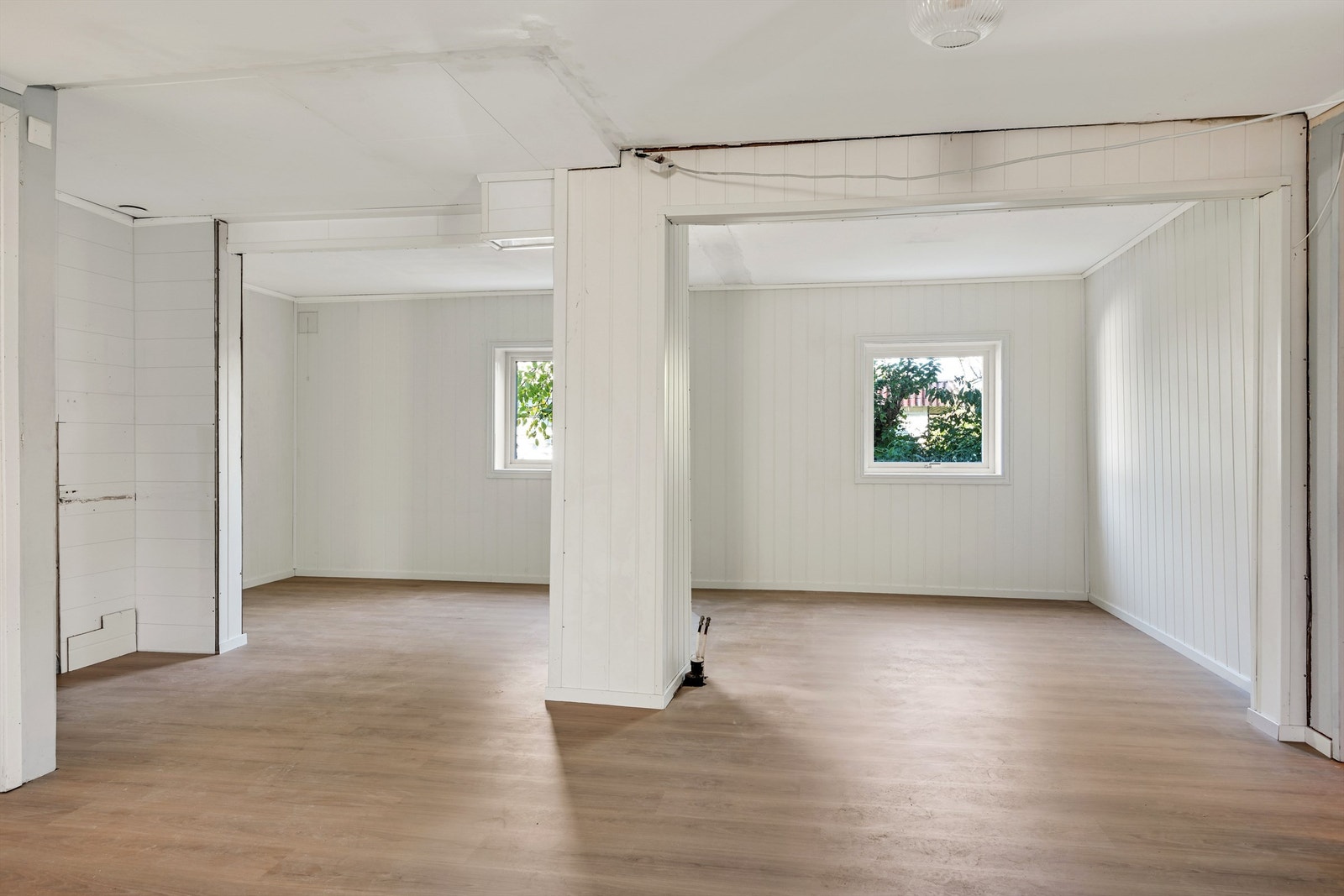 I rommet rett frem var det tidligere delt av med vegg - rommet er åpent og kjøkkenet som stod det er fjernet Galleribilde