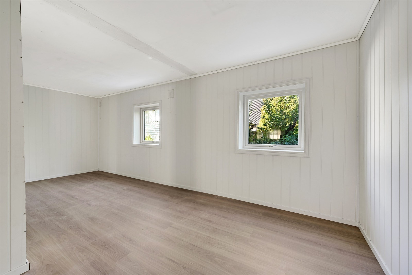 Det har nå blitt et stort og luftig rom med potensial til å bli et lekkert kjøkken med åpen løsning til stuen Galleribilde